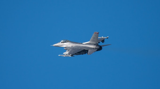 Ein amerikanischer Kampfjet vom Typ F-16 bei einem Routineflug nahe einer US-Militärbasis in Deutschland.