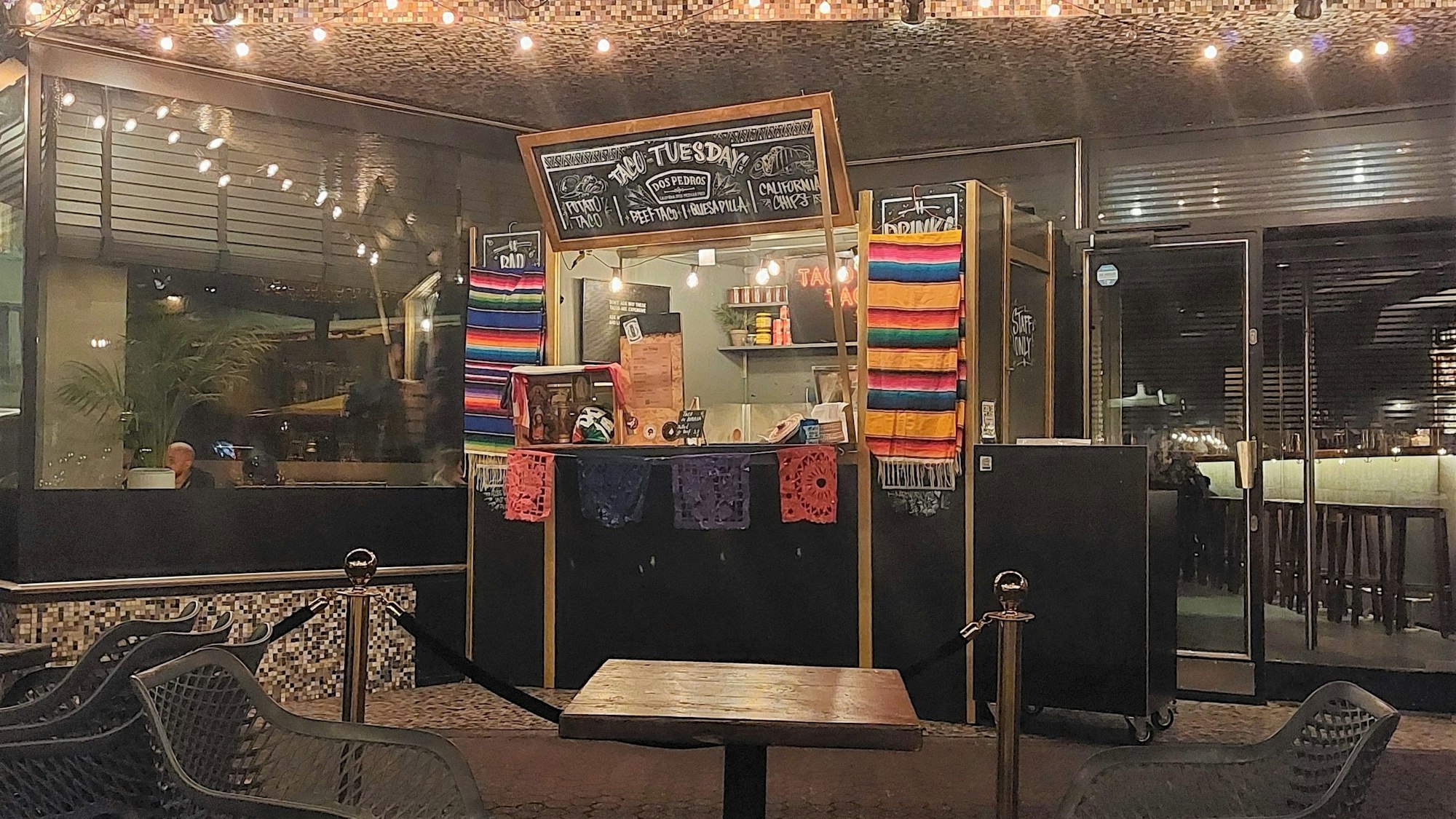 Taco-Stand vor einer Bar