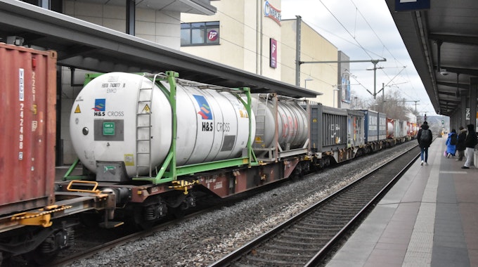 Ein Güterzug steht im Bahnhof Siegburg