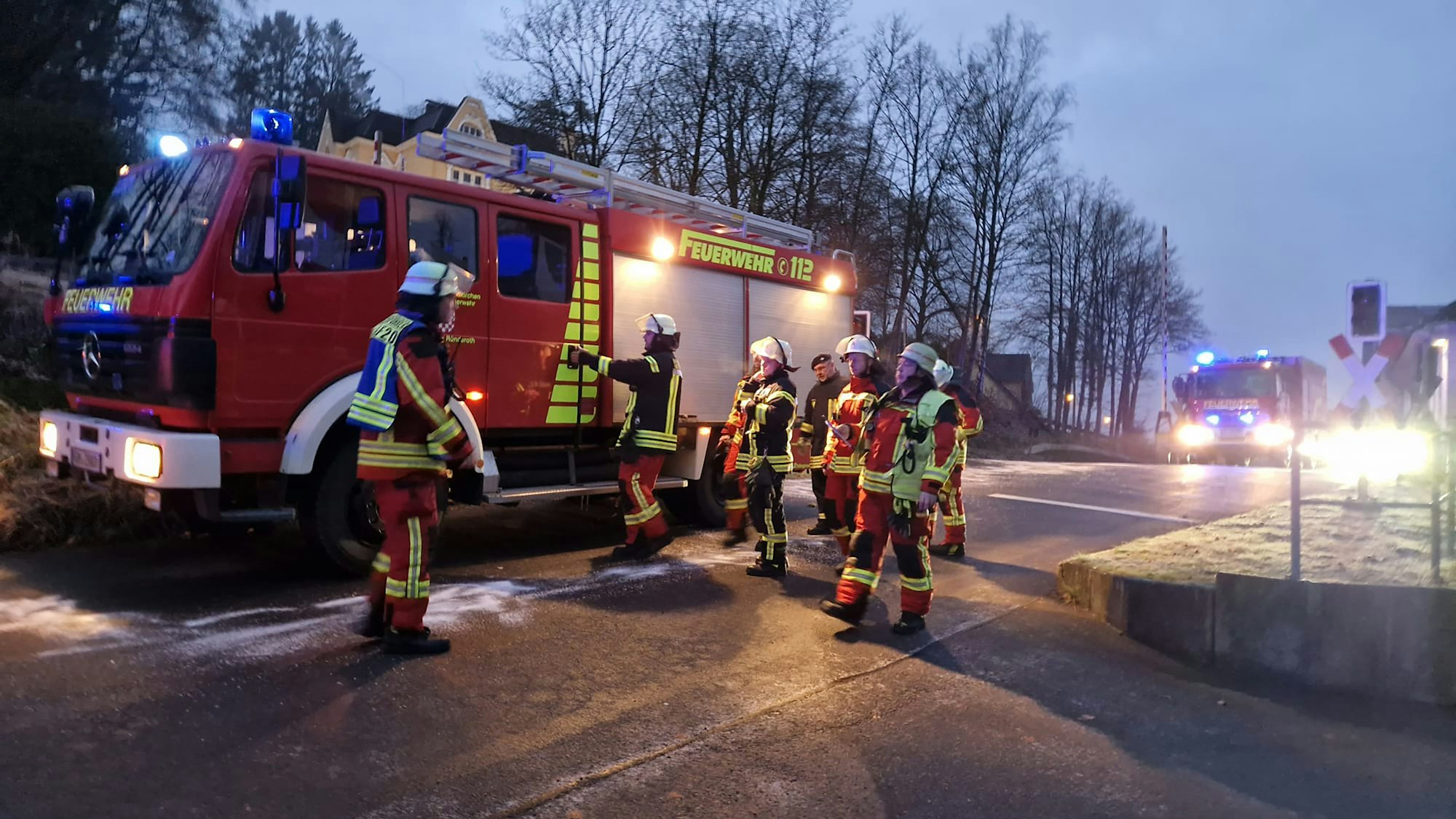 Die Feuerwehr Engelskirchen ist vor Ort in Ründeroth.