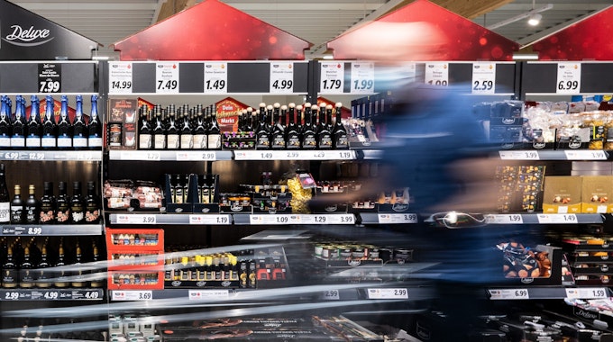 Edeka-Chef Markus Mosa hat krasse Preisunterschiede aufgezeigt. Unser Foto zeigt einen Kunden in einem Supermarkt.