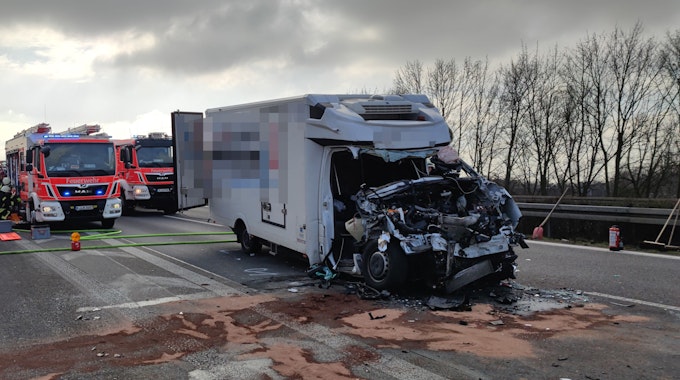 :Schwerer Unfall auf der A59 bei Köln. Die Autobahn ist nach dem Unfall voll gesperrt.