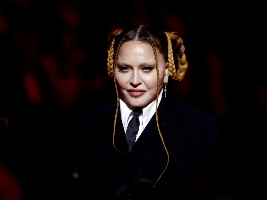 Mit Affenschaukel und stark verändertem Äußeren trat Madonna bei den Grammys in Los Angeles auf.