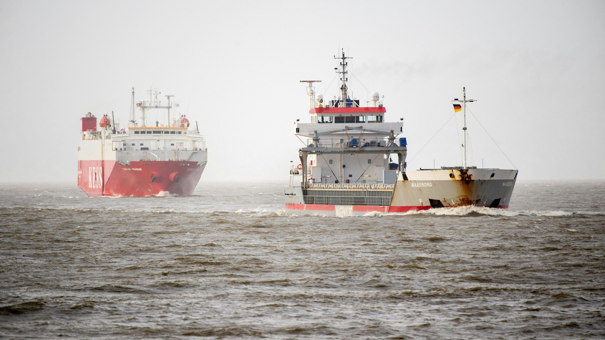 Zwei Schiffe bei stürmischem Wetter auf dem Meer. (Symbolbild)