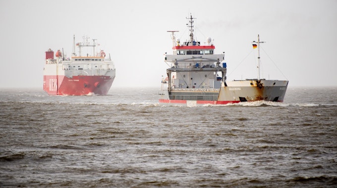 Zwei Schiffe bei stürmischem Wetter auf dem Meer. (Symbolbild)