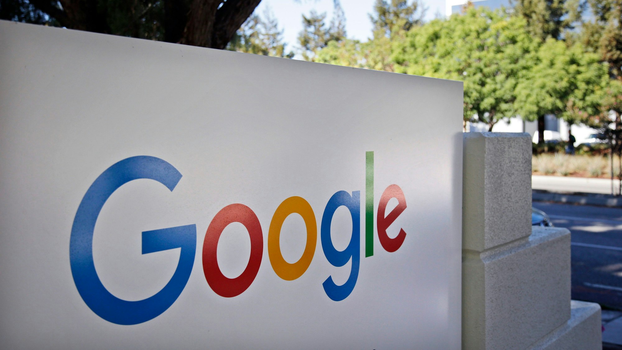 Das Google-Logo steht auf einer weißen Wand