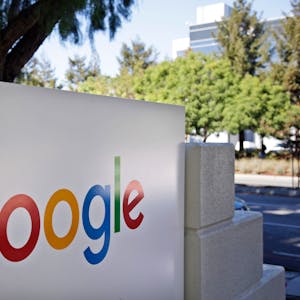 Das Google-Logo steht auf einer weißen Wand
