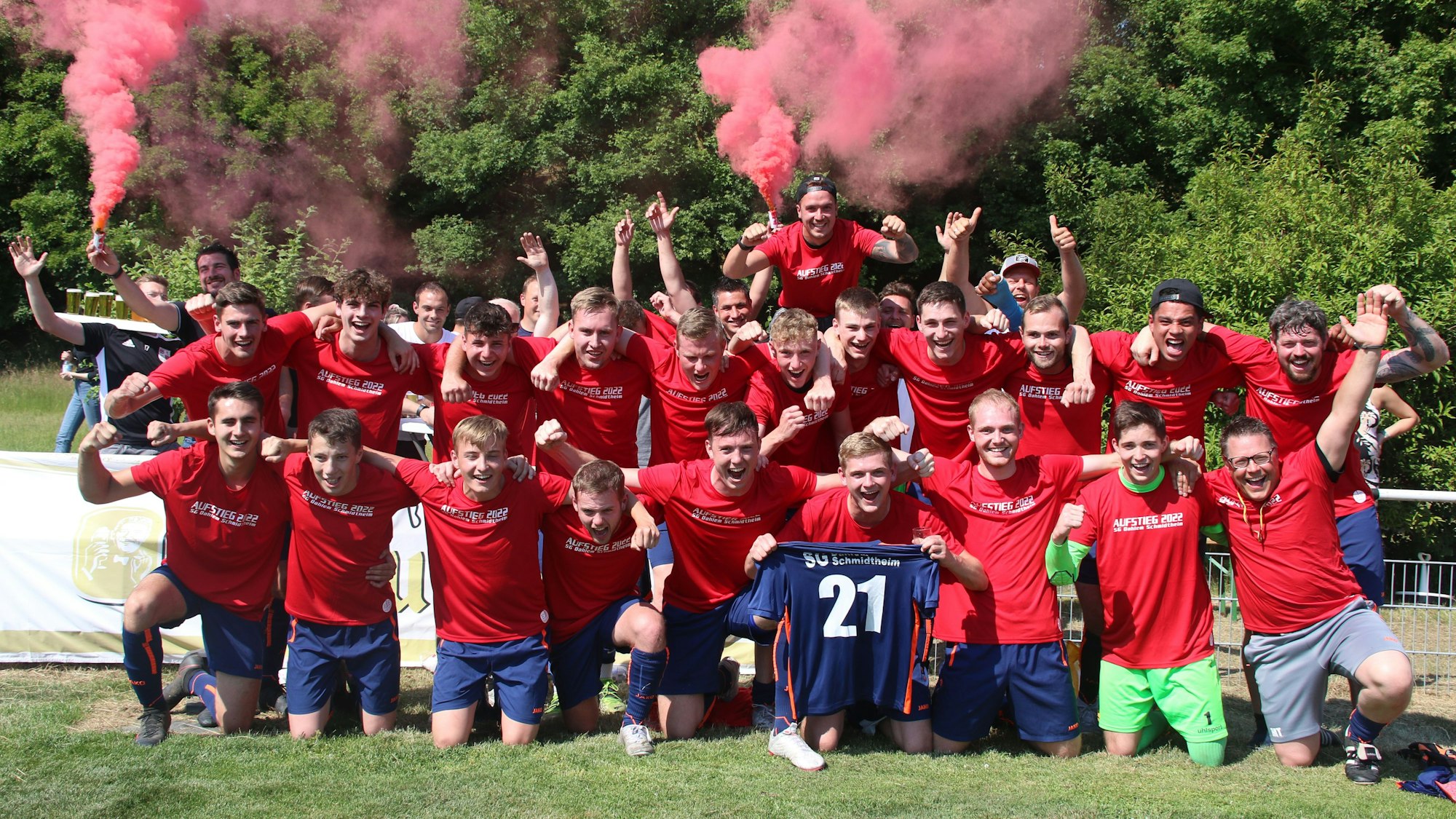 Die Mannschaft des SG Dahlem-Schmidtheim freut sich über das gewonnene Entscheidungsspiel um den Aufstieg in die Kreisiga A.