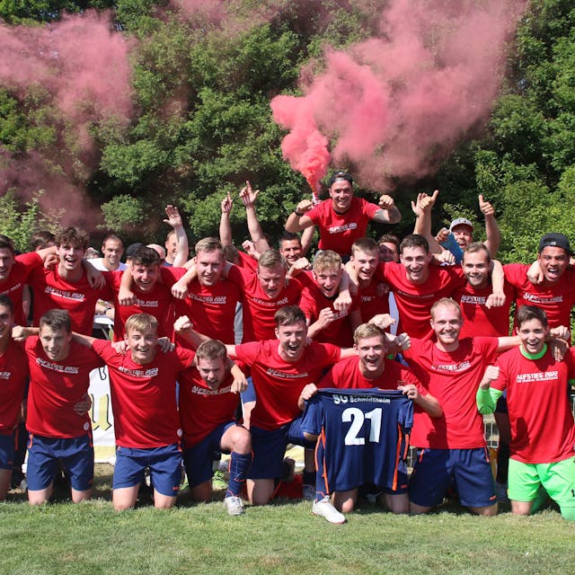 Die Mannschaft des SG Dahlem-Schmidtheim freut sich über das gewonnene Entscheidungsspiel um den Aufstieg in die Kreisiga A.