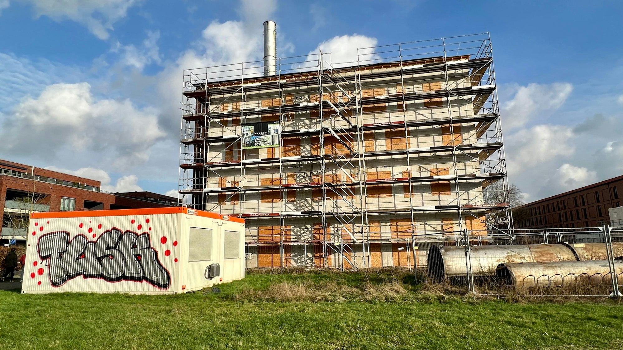 Blick auf das eingerüstete Kesselhaus in der Bahnstadt Opladen, Anfang Februar 2023