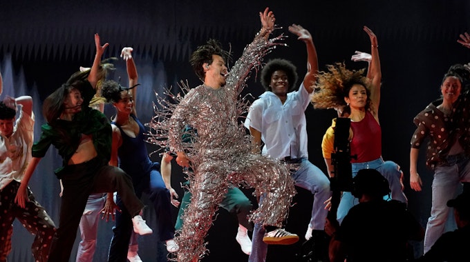 Das Foto vom 5. Februar 2023 zeigt den Musiker Harry Styles im Glitzerkostüm, wie er mit vielen anderen Menschen während der 65. Grammy-Verleihung seinen Song „As It Was“ performt.