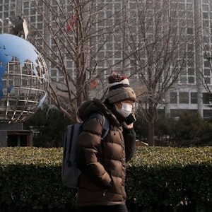 China, Peking: Eine Frau geht an einer Globusskulptur vorbei, die vor dem Büro des chinesischen Außenministeriums in Peking steht. (Symbolbild)