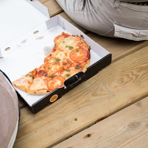ILLUSTRATION - Zum Themendienst-Bericht vom 1. Februar 2023: Stark verschmutzte Pizzakartons gehören nach Ansicht der Verbraucher Initiative nicht ins Altpapier.