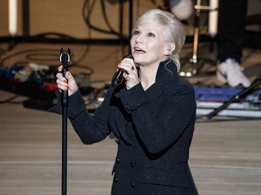 Ina Müller, Sängerin und Musikkabarettistin, steht bei ihrem „Neu-Neujahrskonzert“ auf der Bühne der Elbphilharmonie.