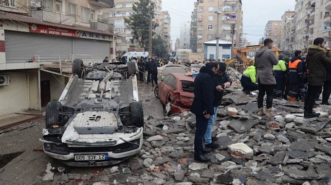 Menschen suchen in Diyarbakir im Südosten der Türkei am 6. Februar 2023 nach einem Erdbeben der Stärke 7,8 nach Überlebenden. Bei einem der stärksten Beben in der Türkei seit mindestens einem Jahrhundert kamen mindestens 225 Menschen allein dort ums Leben, Linken-Chefin Janine Wissler war ebenfalls vor Ort.