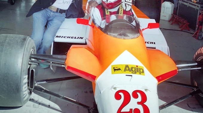 Frank Stippler, hier in einem Formel-1-Wagen von Alfa Romeo aus dem Jahr 1982, traf auf Arturo Merzario, der Niki Lauda aus dem brennenden Auto gezogen hatte.