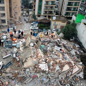 Eingestürzte Gebäude in Kahramanmaraş: Rettungskräfte suchen nach Überlebenden.