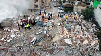 Eingestürzte Gebäude in Kahramanmaraş: Rettungskräfte suchen nach Überlebenden.