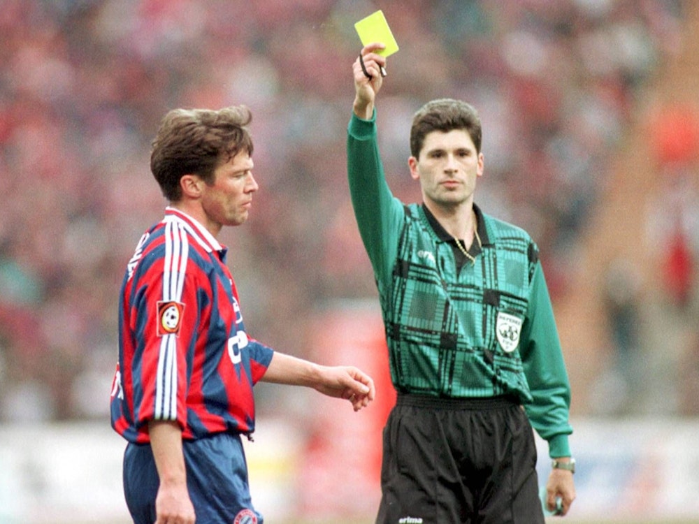 Matthäus erhält von Schiedsrichter Merk die Gelbe Karte.