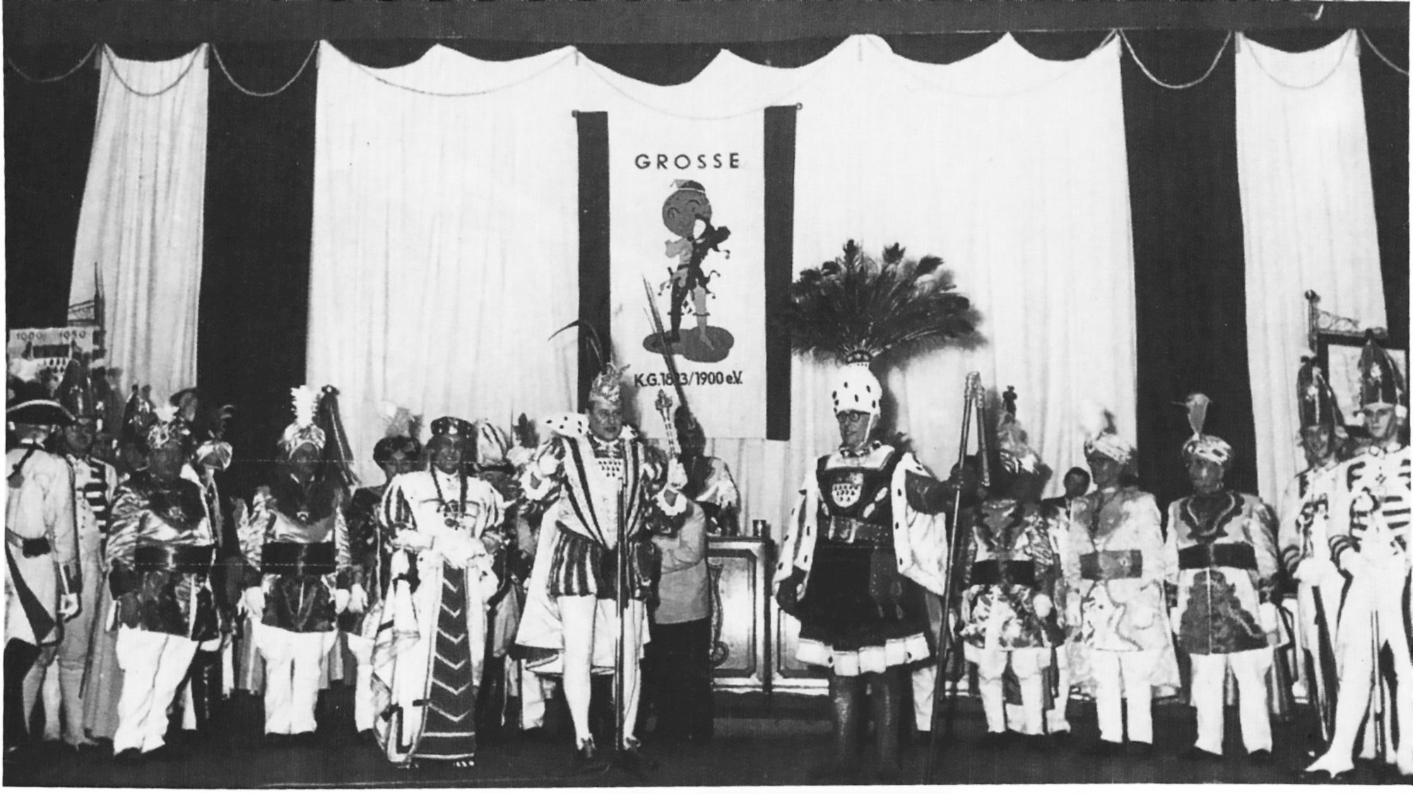 Das Schwarz-Weiß-Bild zeigt die erste Sitzung der Grossen nach dem Krieg im Gürzenich 1956. Zu Gast ist das Kölner Dreigestirn.