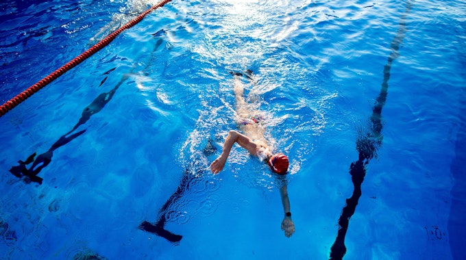 Schwimmkurse sind begehrt, doch es fehlt an Lehrschwimmbecken (Symbolbild).