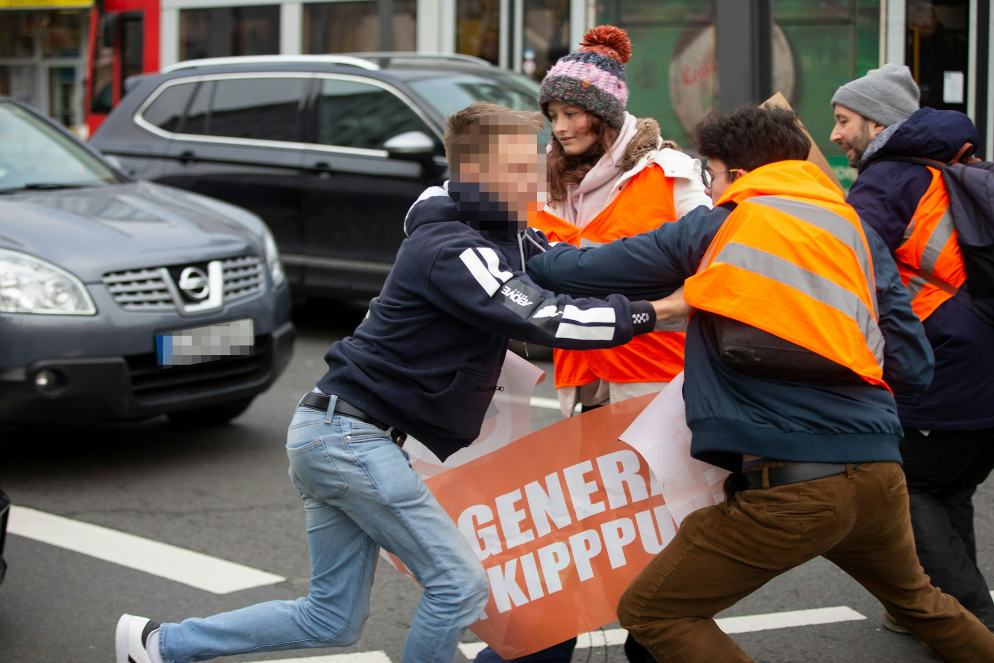 06.03.2023
Köln, NRW
Klimaaktivisten kleben sich auf der Strasse in Köln am Neumarkt fest.