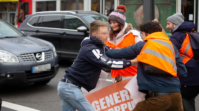 06.03.2023 Köln, NRW Klimaaktivisten kleben sich auf der Strasse in Köln am Neumarkt fest.