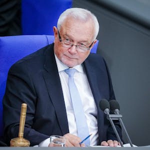Wolfgang Kubicki, stellvertretender FDP-Parteivorsitzender und Bundesratsvizepräsident, nimmt an einer Sitzung des Bundestags teil. (Archivbild)