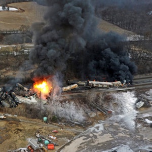 Ein mit einer Drohne aufgenommenes Foto zeigt Teile eines Güterzugs in Flammen und zerstörte Waggons. Schwarzer Rauch steigt auf.