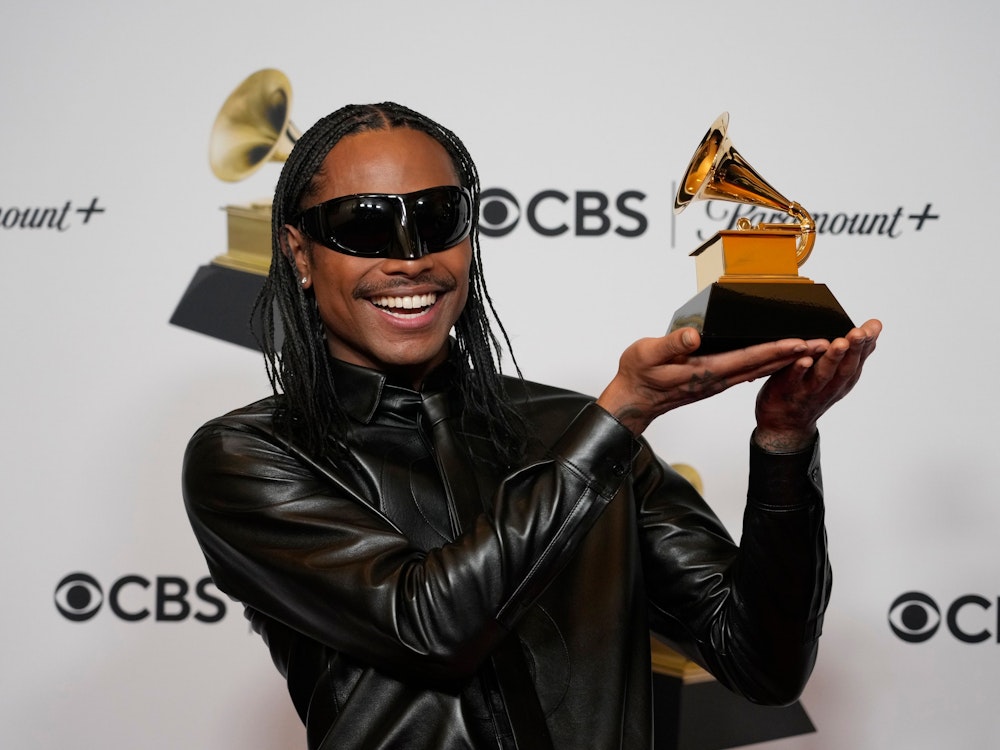 Steve Lacy, Gewinner des Best Progressive R&B Album für Gemini Rights, hält seinen Preis im Presseraum bei der 65. jährlichen Grammy-Verleihung.