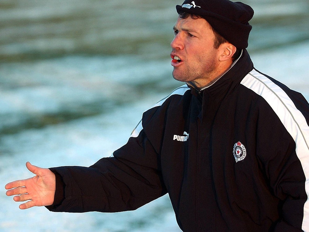 Lothar Matthäus gibt als Trainer von Partizan Belgrad Anweisungen.