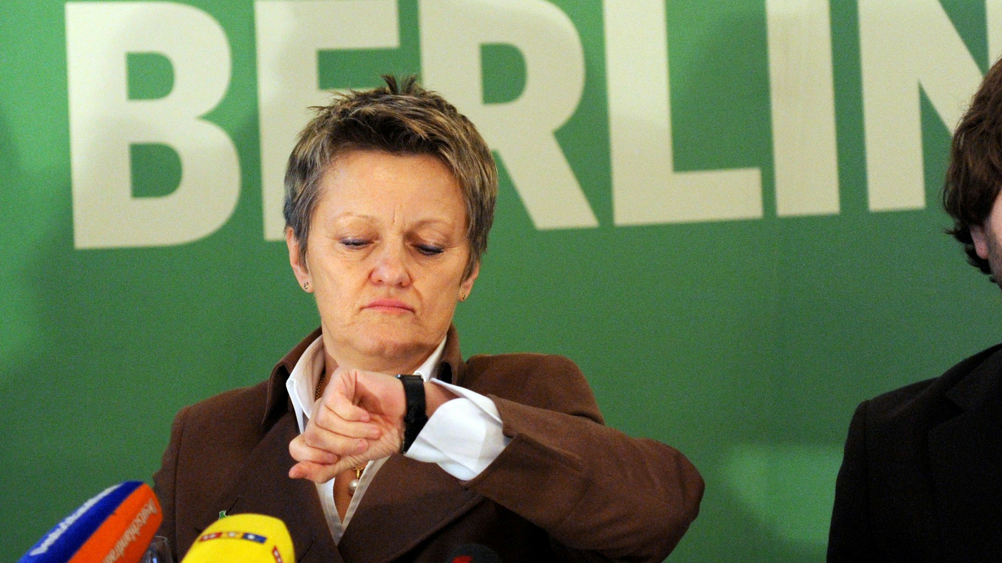 Die Grünen-Kandidatin für das Amt der Regierenden Bürgermeisterin in Berlin, die Vorsitzende der Bundestagsfraktion von Bündnis 90/Die Grünen, Renate Künast, stellt am Mittwoch (02.02.2011) in Berlin den Entwurf des Grünen-Wahlprogramms vor und blickt dabei auf die Uhr. Die Repräsentanten für das Abgeordnetenhaus sollen am 18. September 2011 gewählt werden. Foto: Rainer Jensen dpa ++ +++ dpa-Bildfunk +++