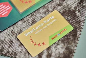 Goldene WestLotto-Karte liegt auf einem Tisch.