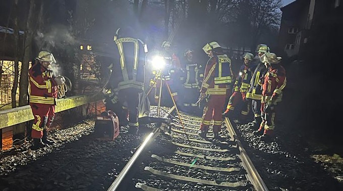 Die Feuerwehr leuchtete den Bereich aus und brachte die 26 Passagiere zum Bahnhof Ründeroth.