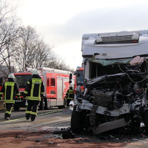 Ein Kleintransporter steht mit völlig beschädigter Fahrerkabine auf der A59. Einsatzkräfte der Feuerwehr wuseln herum.