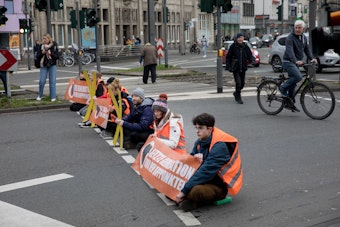 Protestaktion von Klimaktivisten am Neumarkt. Aktivisten haben sich auf der Cäcilienstraße festgeklebt.