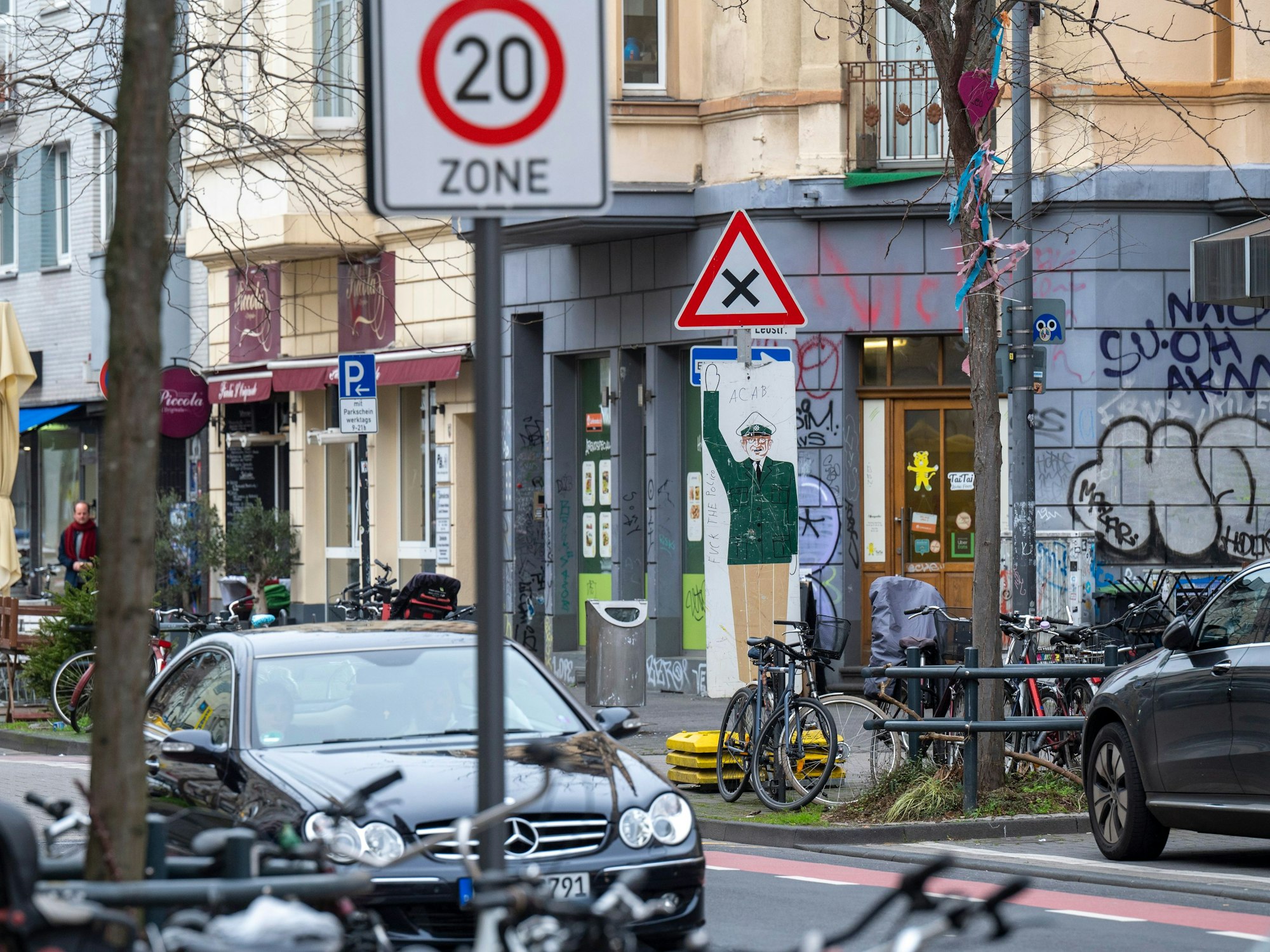 In der Venloer Straße stehen Tempo 20 Schilder.