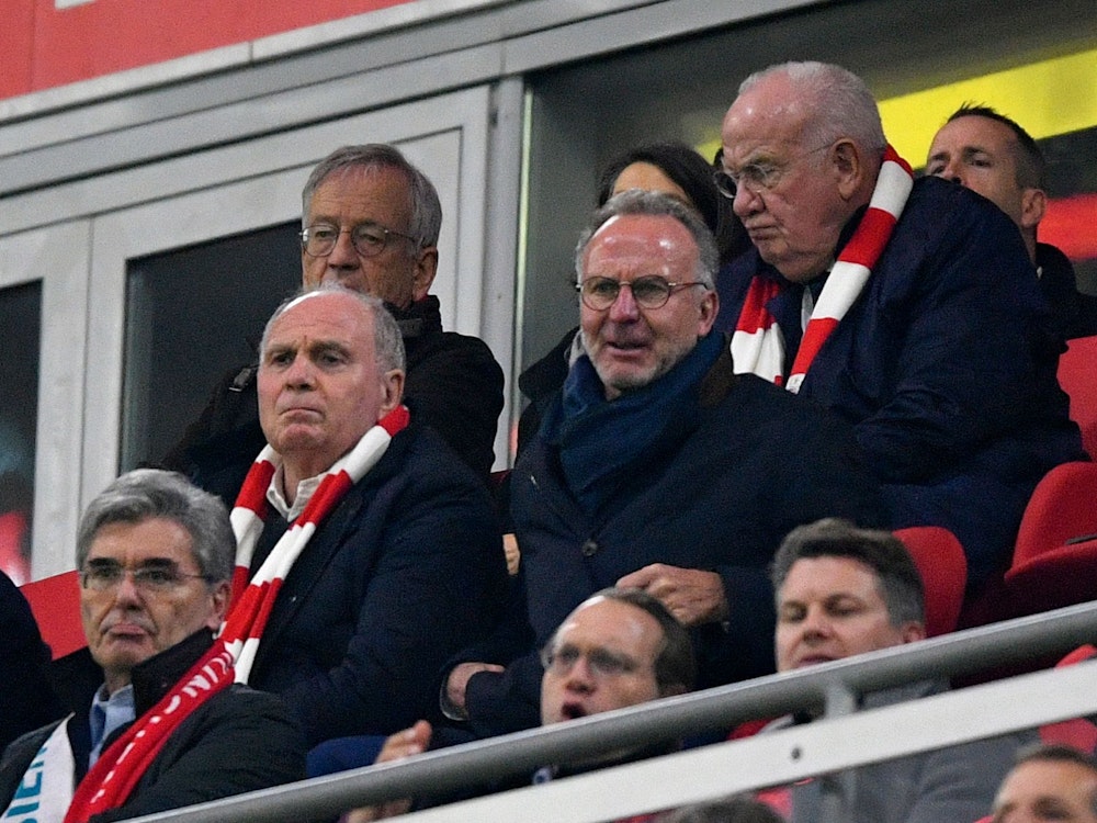 Uli Hoeneß und Karl Heinz Rummenigge sitzen in der Allianz Arena.