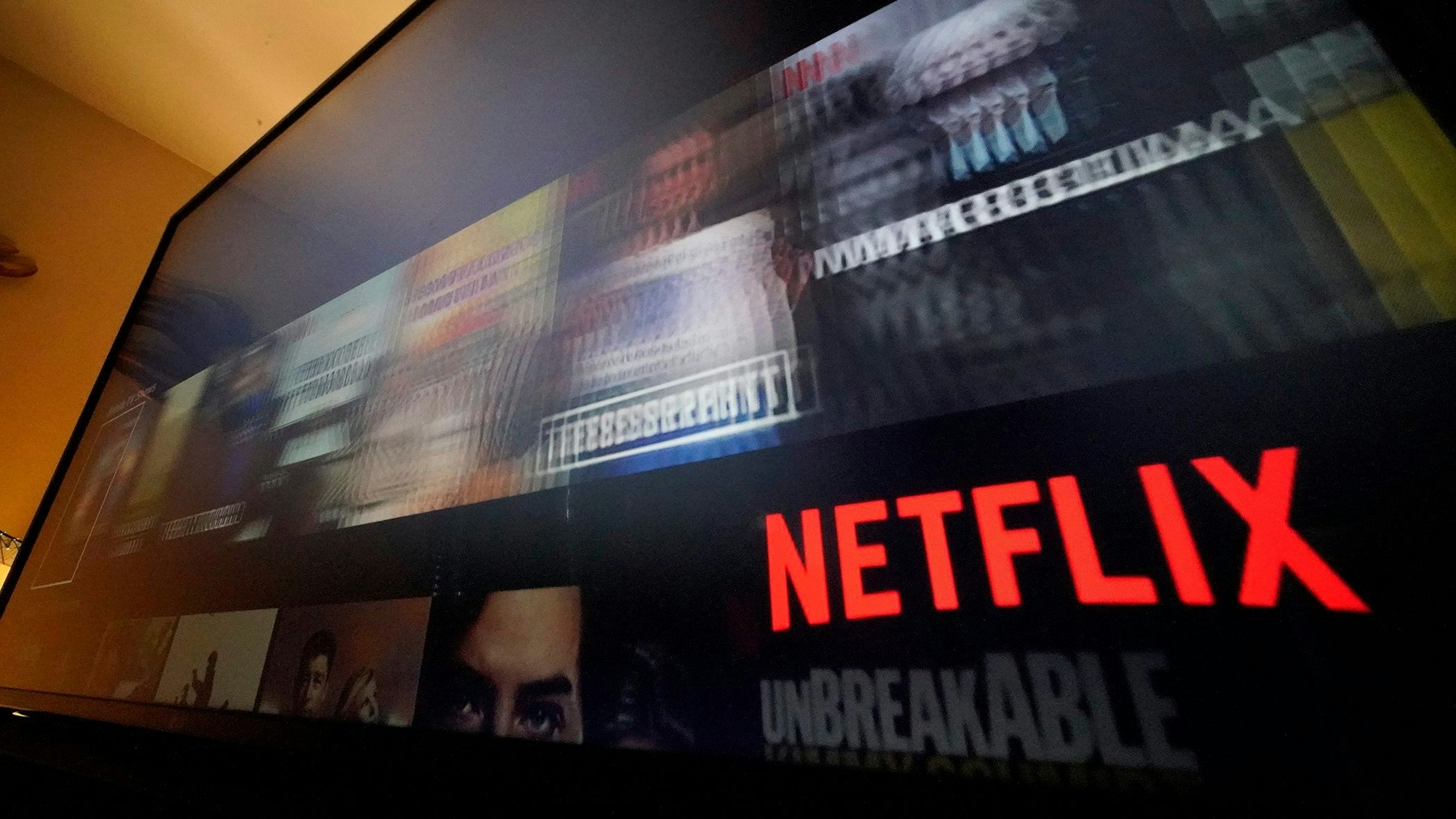 Das Netflix-Logo auf einem TV-Screen