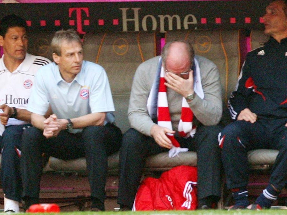 Jürgen Klinsmann und Uli Hoeneß sitzen auf der Trainerbank während eines Spiels des FC Bayern.