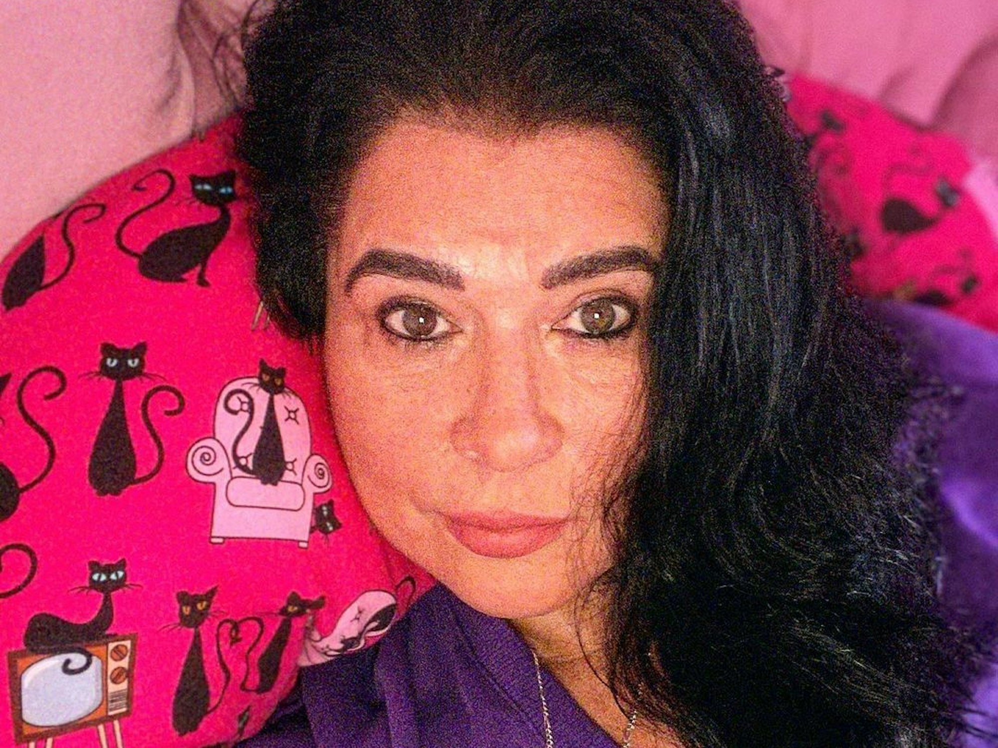 Iris Klein auf einem Instagram-Selfie, während sie im Bett liegt.