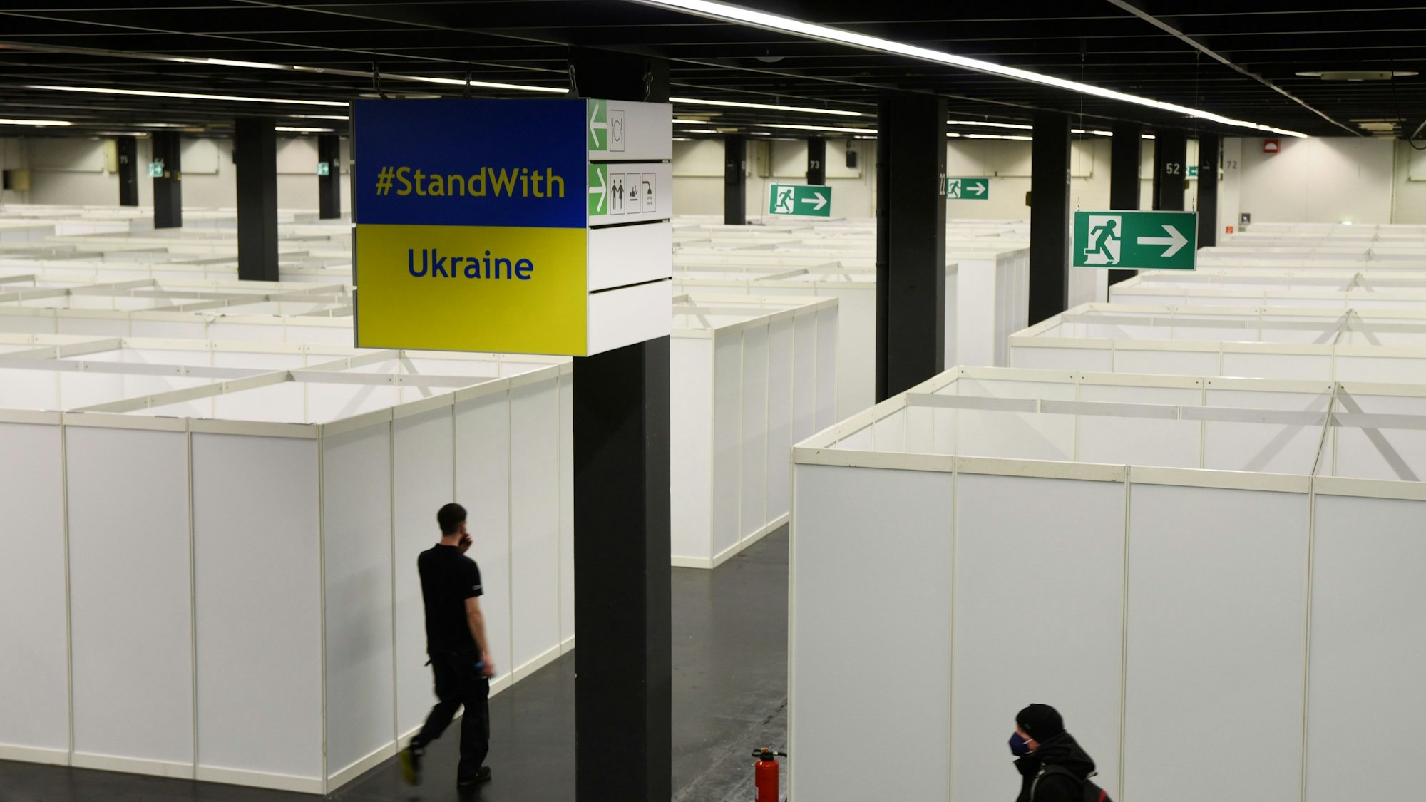 Die Stadt Köln stellt Unterbringungsmöglichkeiten für über 1000 Geflüchtete aus der Ukraine in der Messehalle 3 der Köln-Messe fertig.