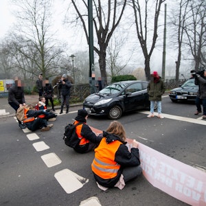 Autofahrer zerrt Demonstranten bei einer Klima-Demo eigenhändig von der Straße.