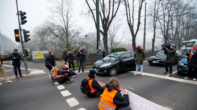 Autofahrer zerrt Demonstranten bei einer Klima-Demo eigenhändig von der Straße.