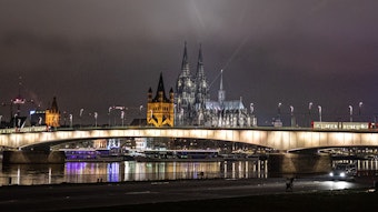 Das Panorama der Stadt Köln mit Kölner Dom und der Kirche Groß St. Martin ist hinter der Deutzer Brücke zu sehen.