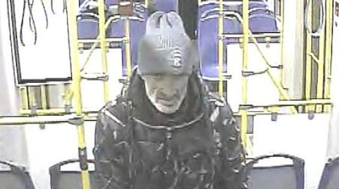 Fahndungsfoto – der Mann in einer KVB-Bahn mit grauer Mütze und dunkler Jacke.
