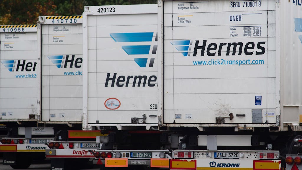 Hermes-Lastwagen stehen auf dem LKW-Parkplatz vor dem Tor des Versandzentrums des Paketdienstleisters Hermes dicht an dicht.