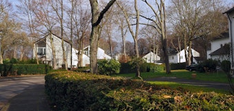 Die Häuser in der englischen Siedlung.
