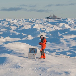Sascha Flügel (l.) und Johannes Lemburg sammeln Schneeproben zur wissenschaftlichen Bestimmung der Plastik-Verschmutzung in der Arktis.