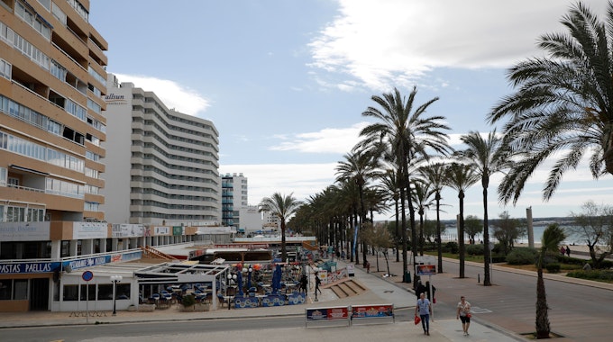 Hotels und Geschäfte am Strand von Arenal.